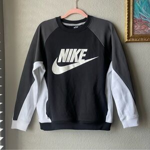 Nike Black and White Crewneck Sweatshirt with Pockets